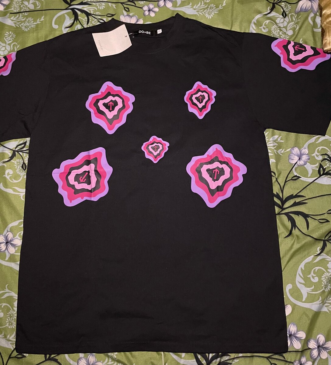 T-shirt noir imprimé moderne