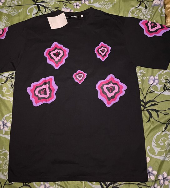 T-shirt noir imprimé moderne