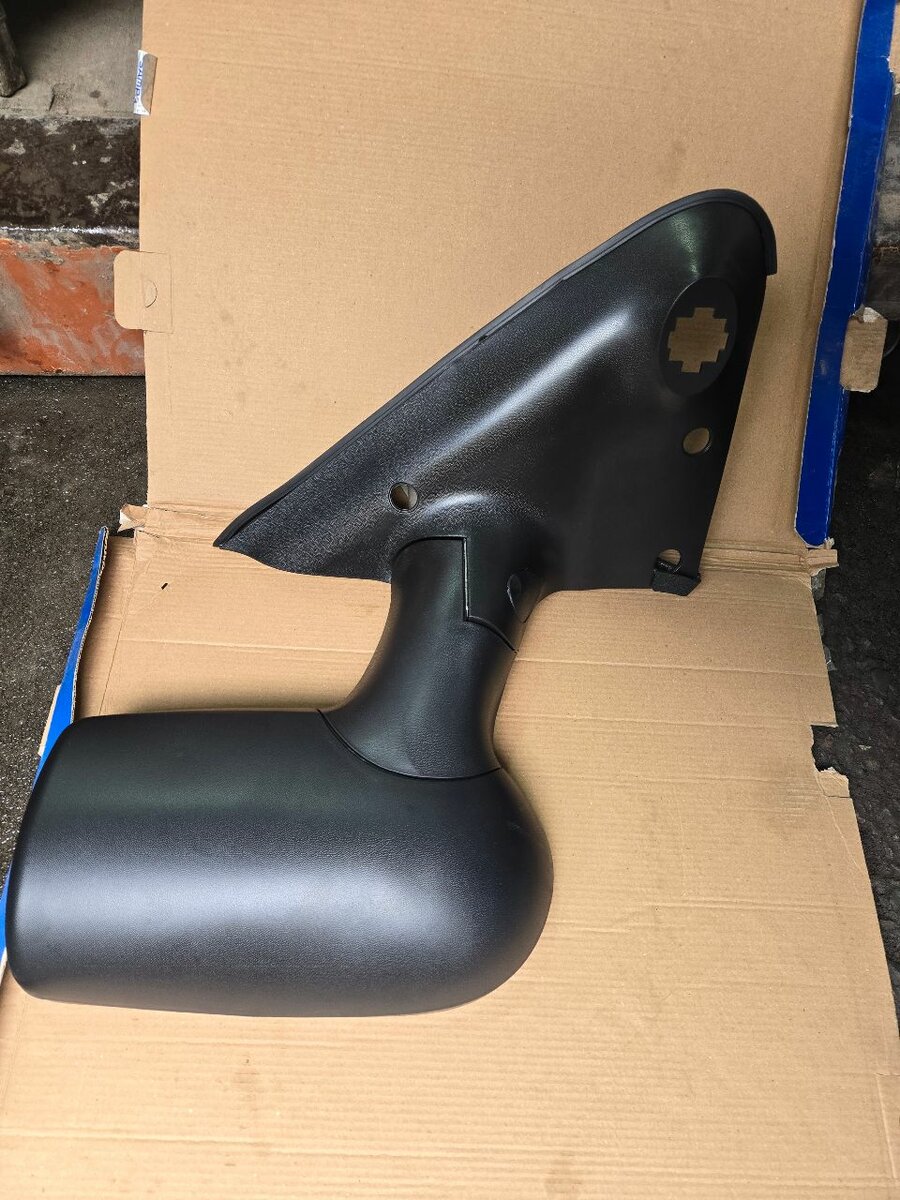 Зеркало заднего вида.