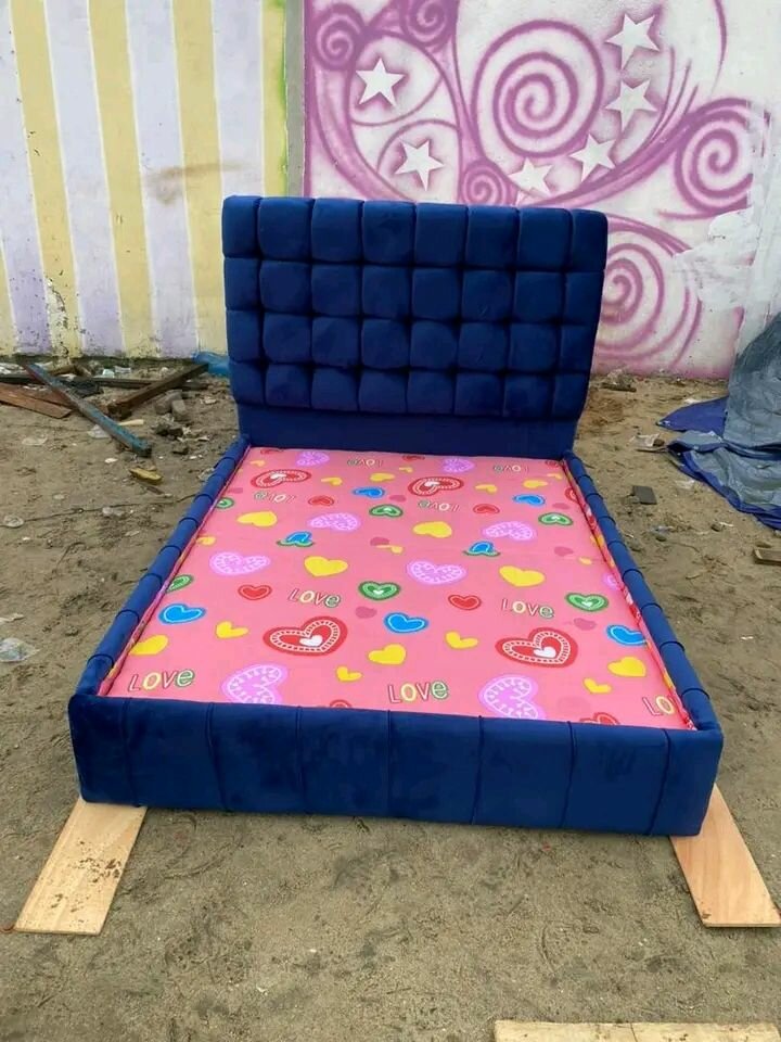 Lit Moderne avec Tête de Lit