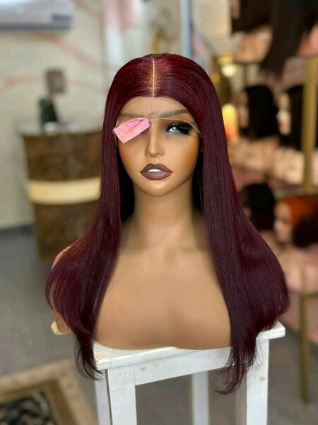 Perruque longue bordeaux élégante