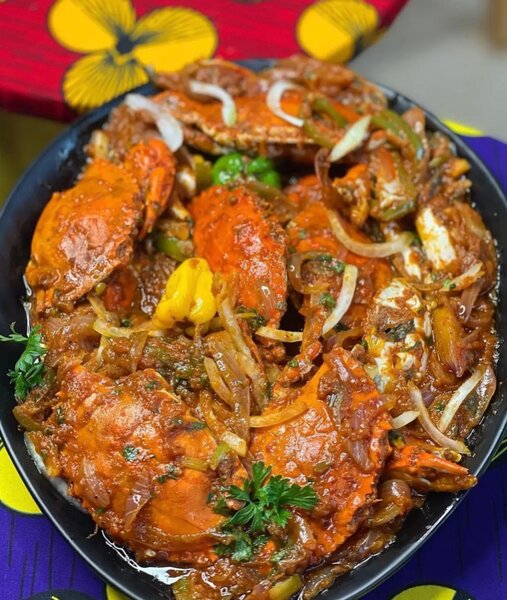 Crabes épicés en sauce