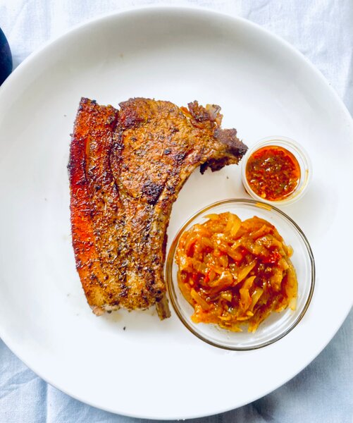 Côte de porc grillée épicée