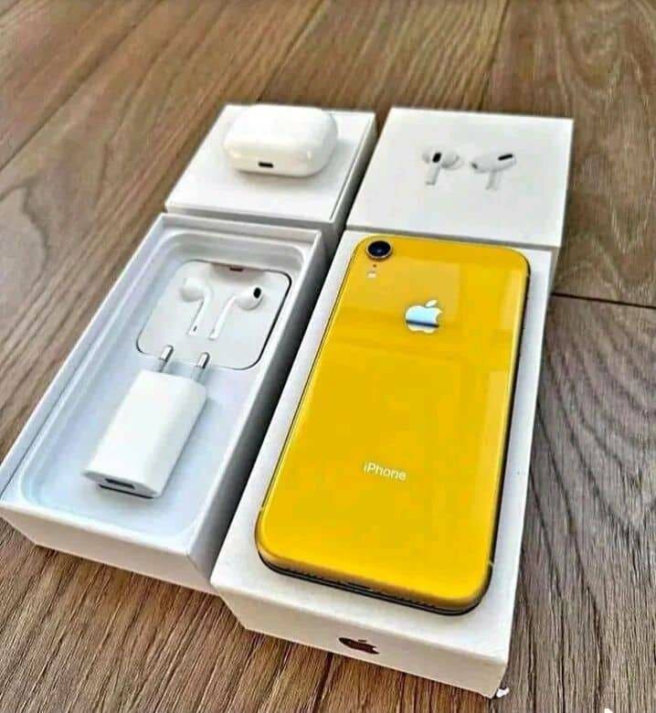 iPhone jaune avec accessoires