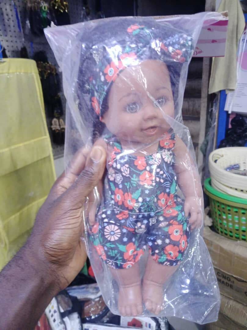 Poupée africaine durable et très solide disponible