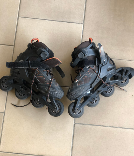 Patins à roulettes noir avec protections