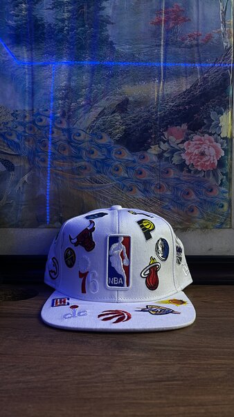 Casquette blanche NBA logos