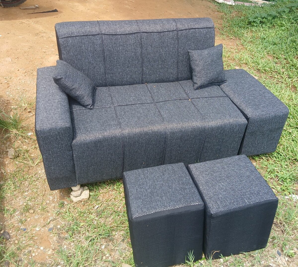 Canapé gris avec 2 poufs