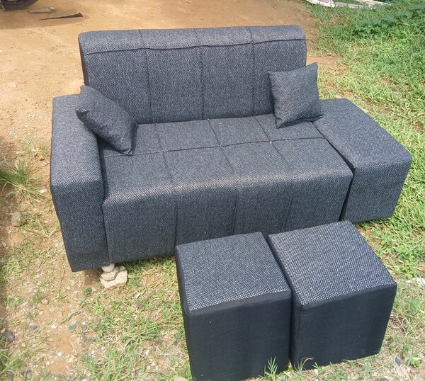 Canapé gris avec 2 poufs