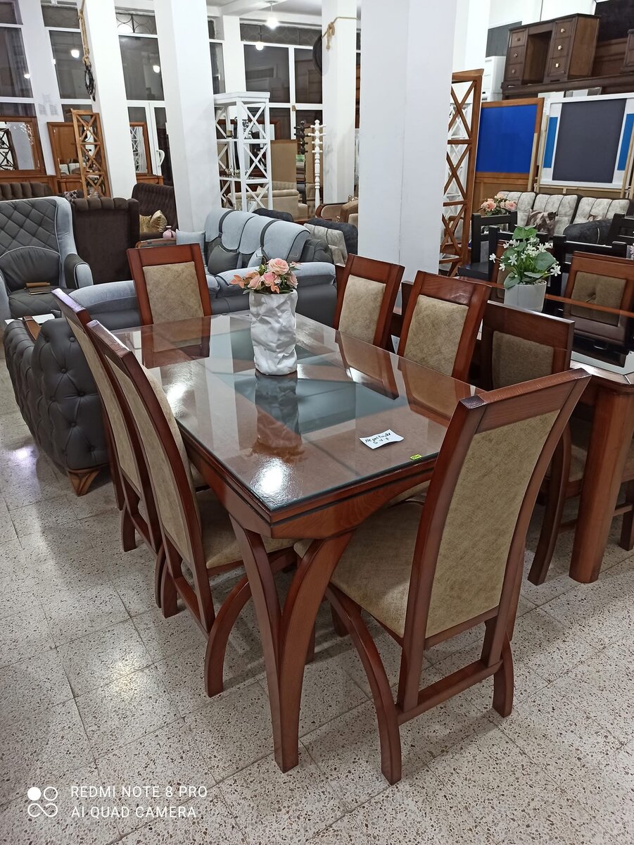 Table à manger plus 6 chaises