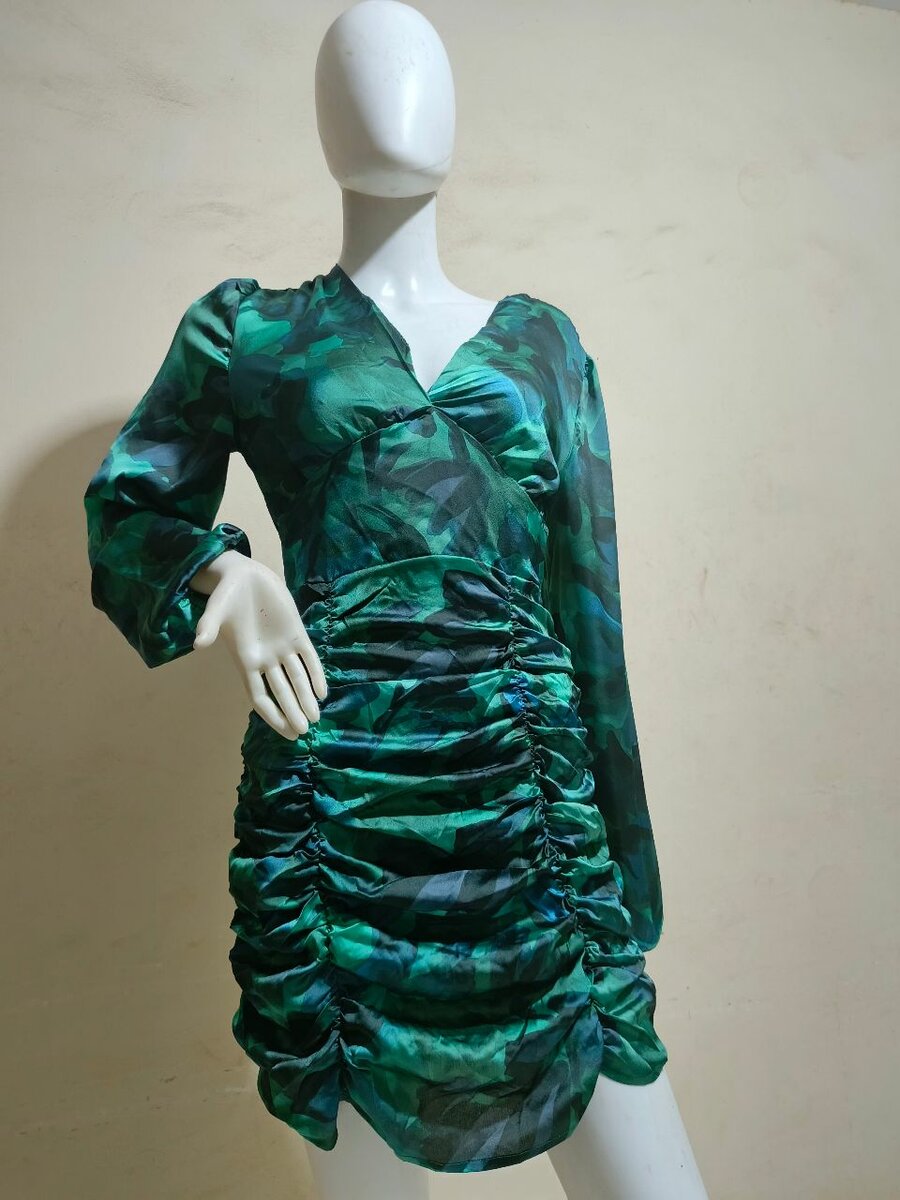 Robe élégante verte plissée