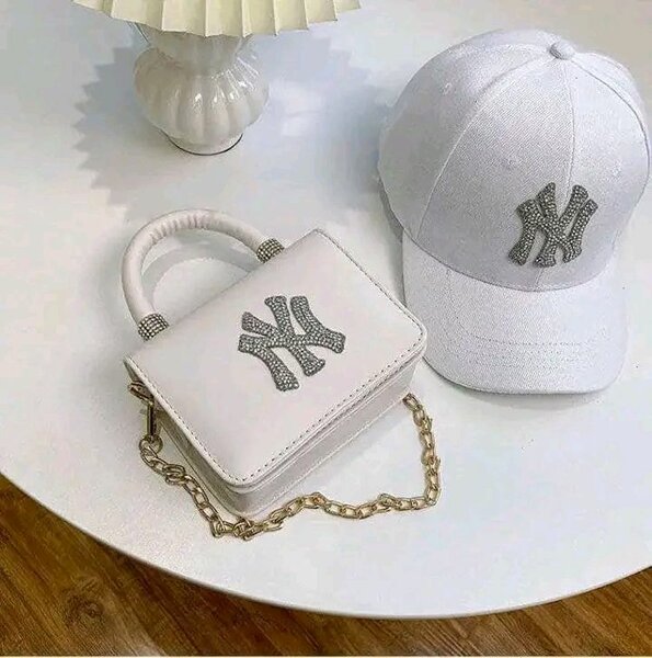 Ensemble casquette et sac blanc