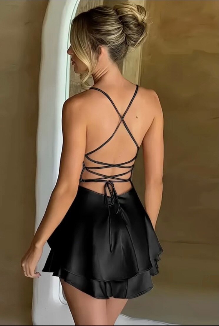 Robe noire élégante à bretelles