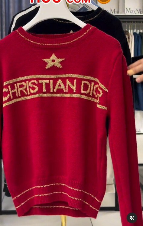 Свитер красный с надписью Christian Dior