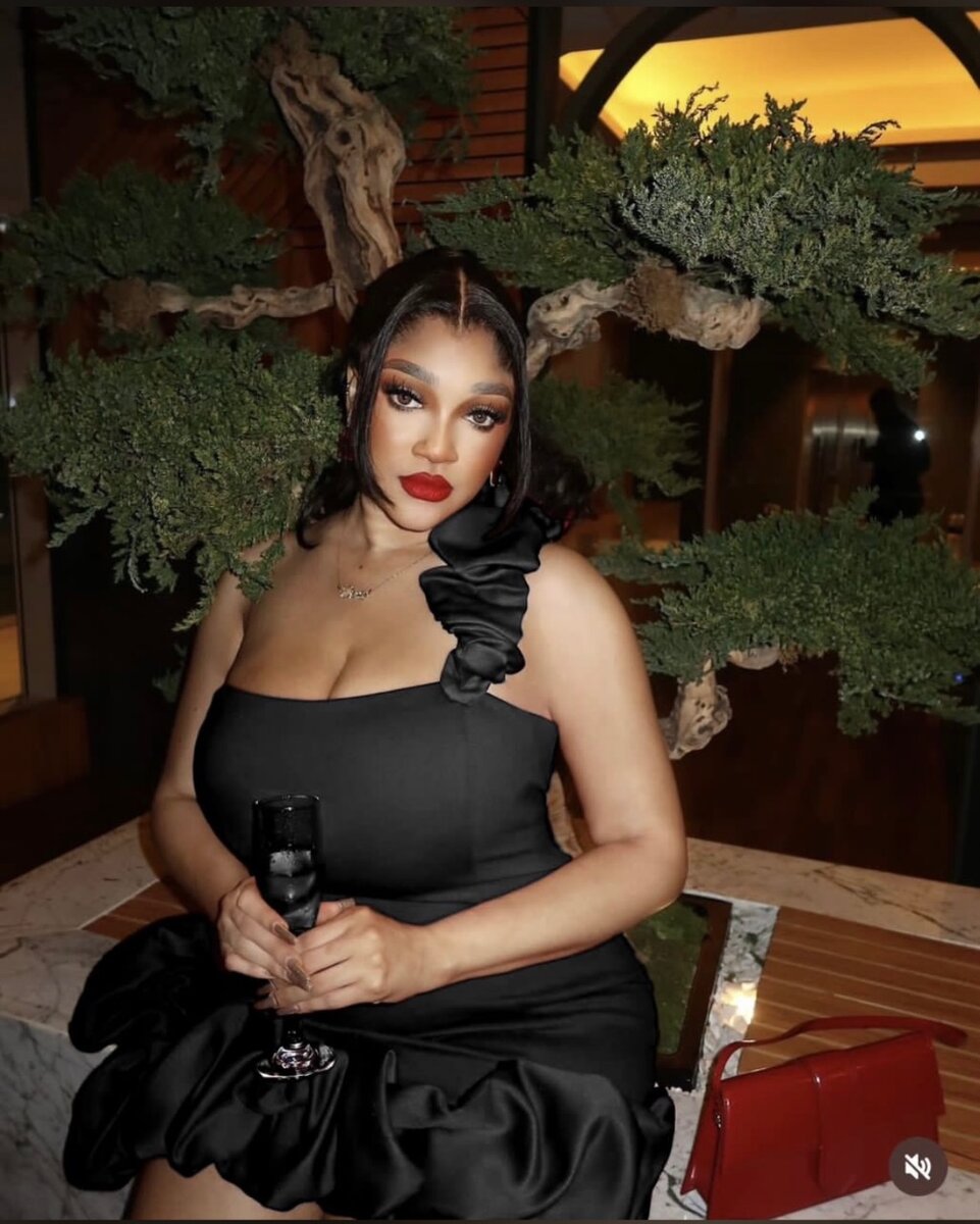 Robe danniversaire et boîte de nuit