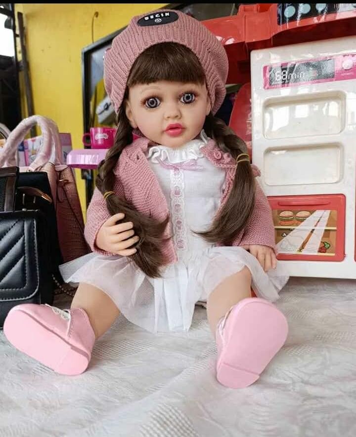 Poupée réaliste en vinyle