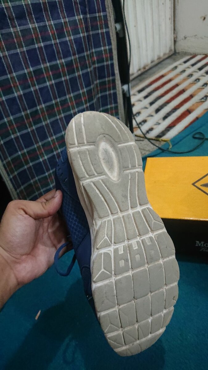 It's Runner brand shoes 10/10 condition