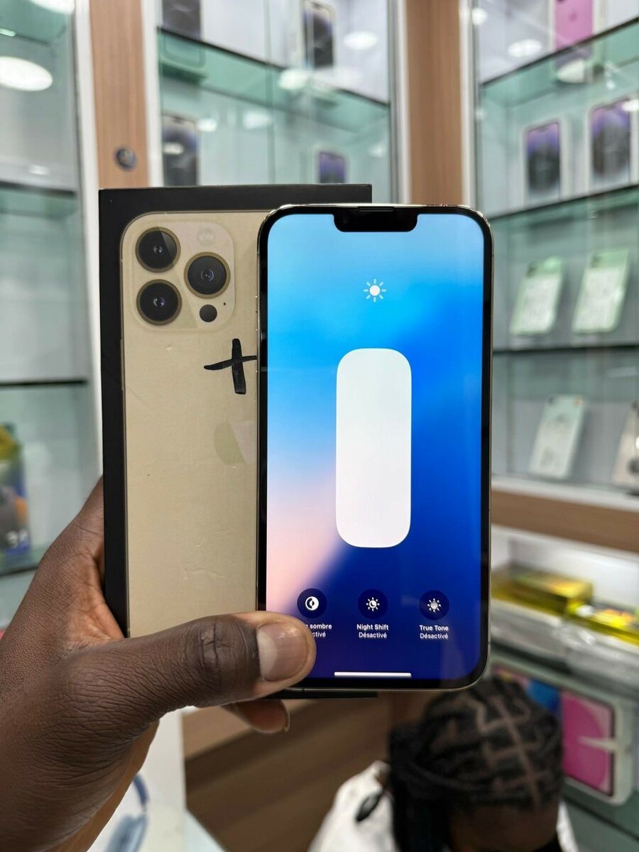 Smartphone Pro Max doré