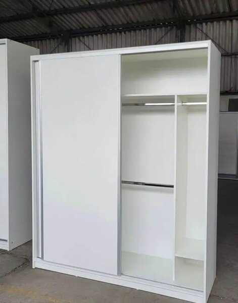 Armoire blanche à portes coulissantes