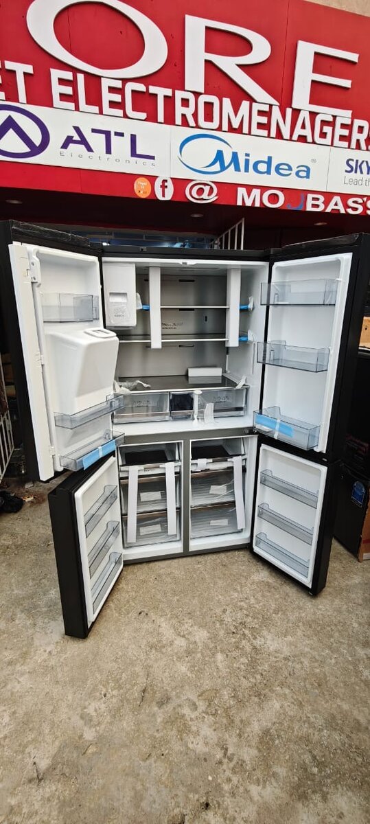 Réfrigérateur moderne noir