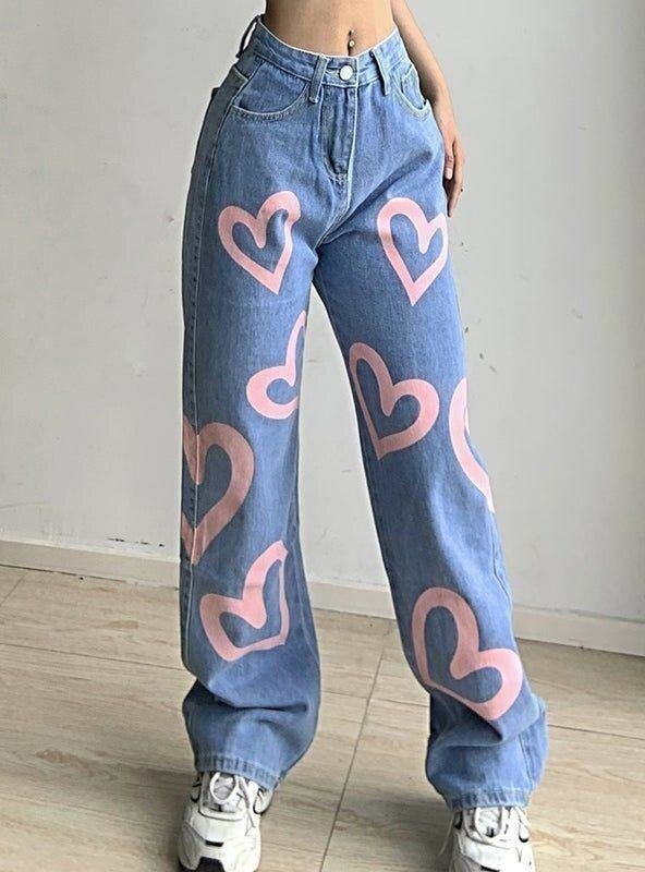 Jeans amples à motifs cœurs