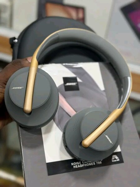 Bose Noise Cancelling Headphones 700