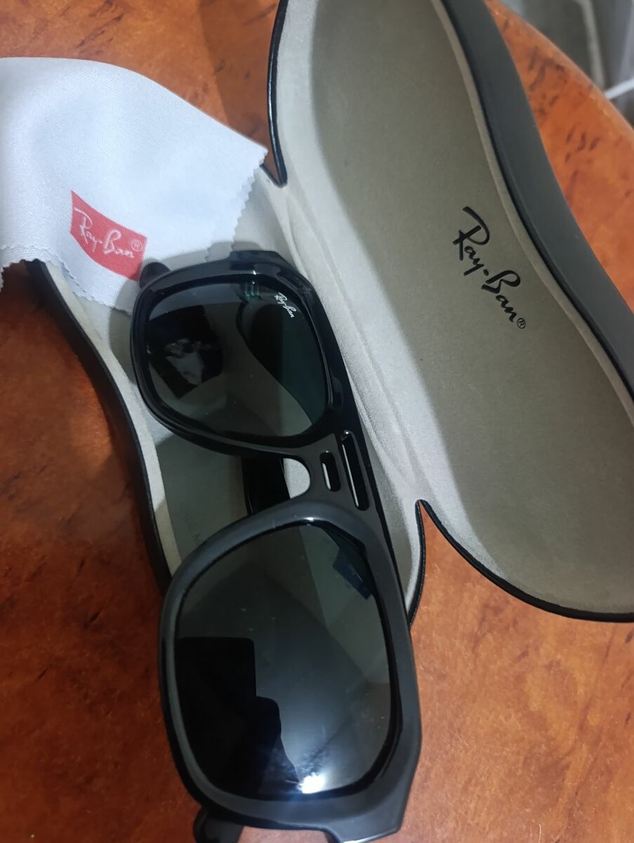 Lunettes Ray-Ban élégantes UV