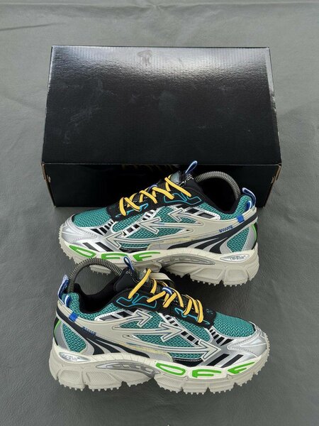 Sneakers de course argentées et vertes