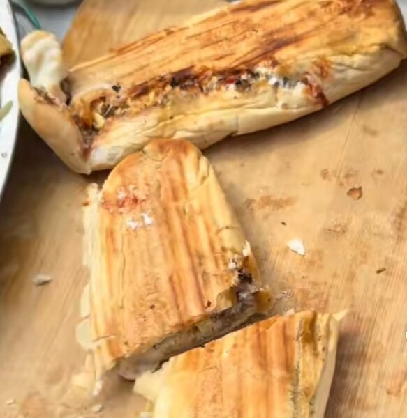 Délicieux panini grillé