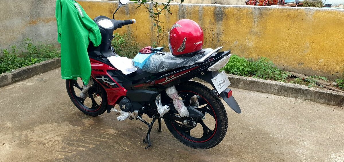 Moto sportive neuve puissante