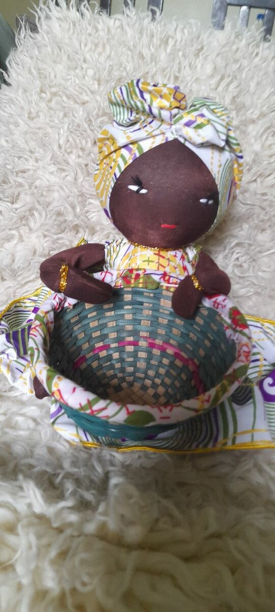 Poupée artisanale et corbeille