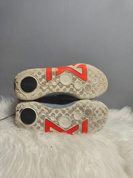 Baskets Nike Sport Gris et Rouge