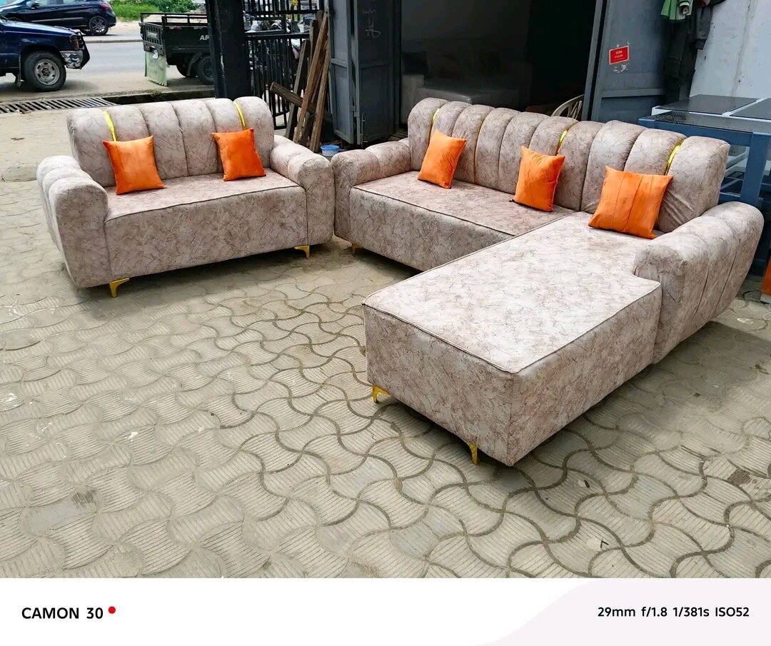 Salon moderne en tissu beige