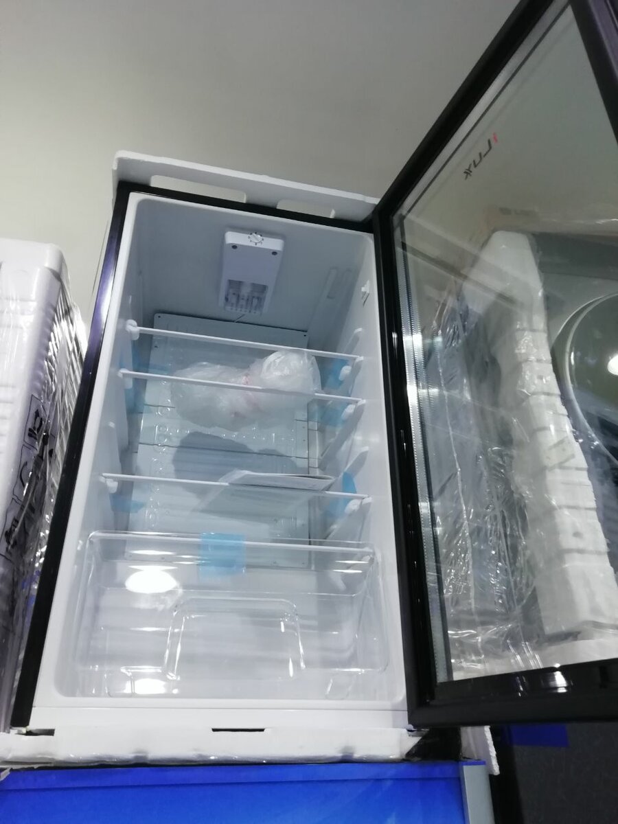 Réfrigérateur vitré élégant