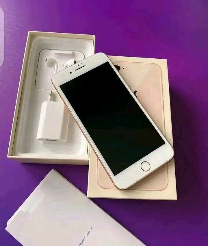 iPhone doré avec accessoires