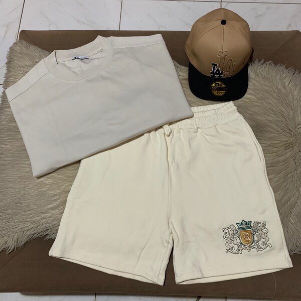 Tshirt, shorts and cap