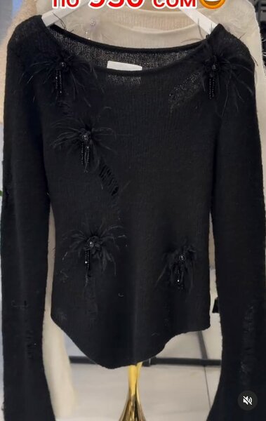 Свитер черный с декором