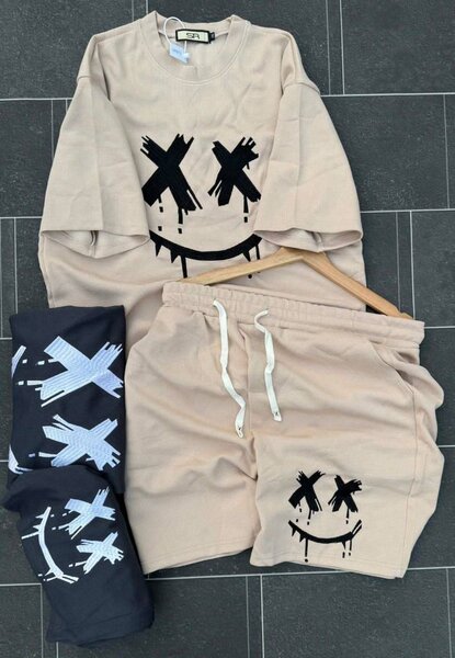 Ensemble de survêtement souriant