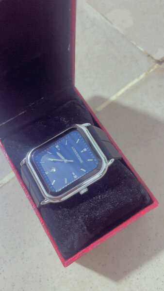 Montre élégante homme carrée