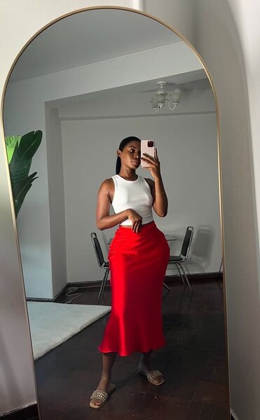 Jupe Midi Rouge Élégante