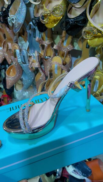 Sandale à talon argenté