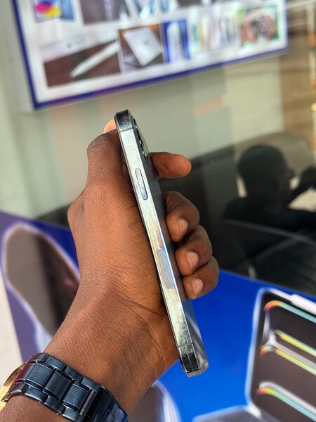 iPhone 12 Pro vendure avec le carton