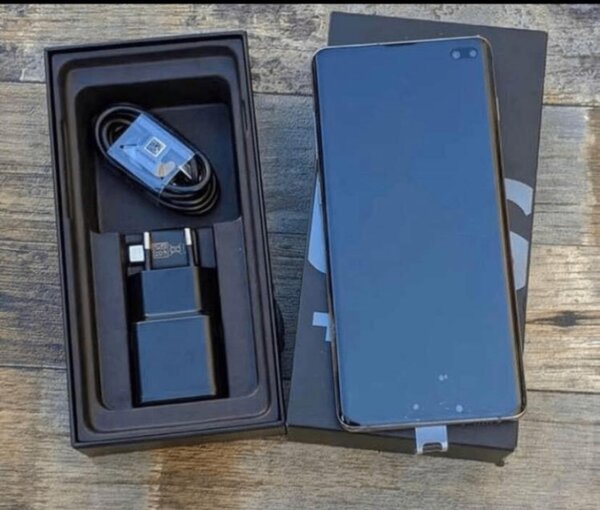 Samsung Galaxy S10 Smartphone