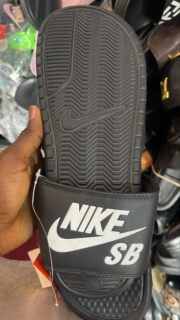 NIKE/NIKE SB SLIDES