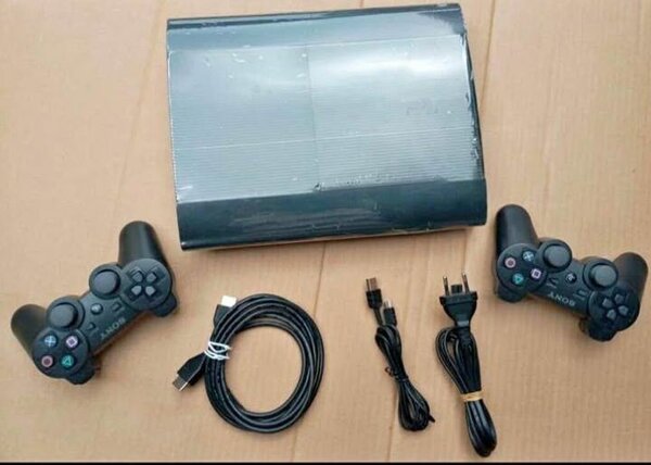 Console PlayStation avec manettes