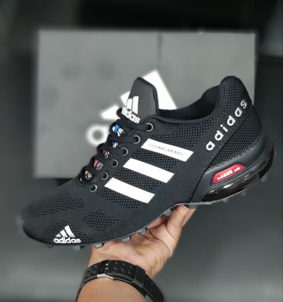 Chaussures de sport noires Adidas