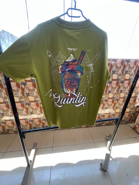 T-shirt graphique homme moderne