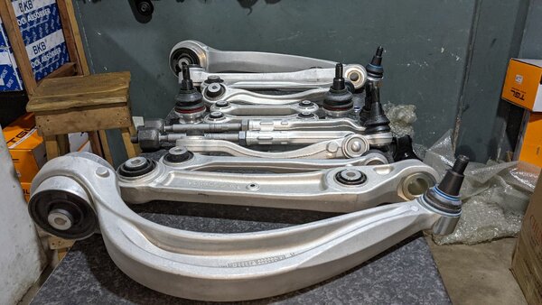 AUDI Q7 D6 & PORSCHE CAYENNE