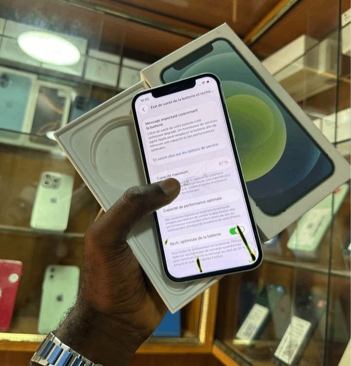 iPhone 15 dans sa boîte originale