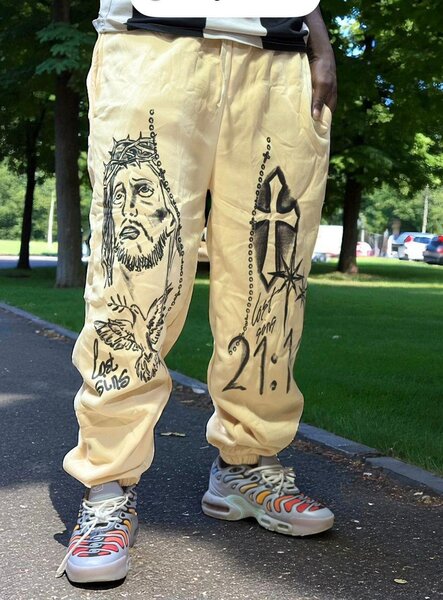 Pantalon urbain avec motifs artistiques